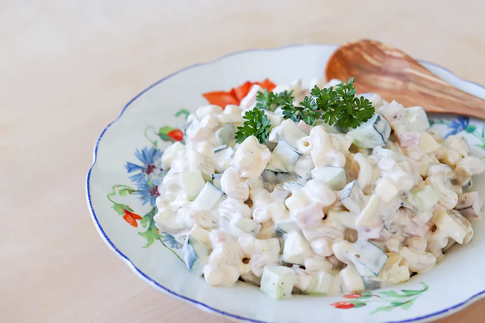 Kinkku-pastasalaatti tuoreen persiljan kera.