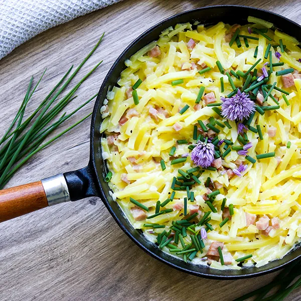 Kinkkukiusaus pannulla perunasipulisekoituksesta tehtynä.