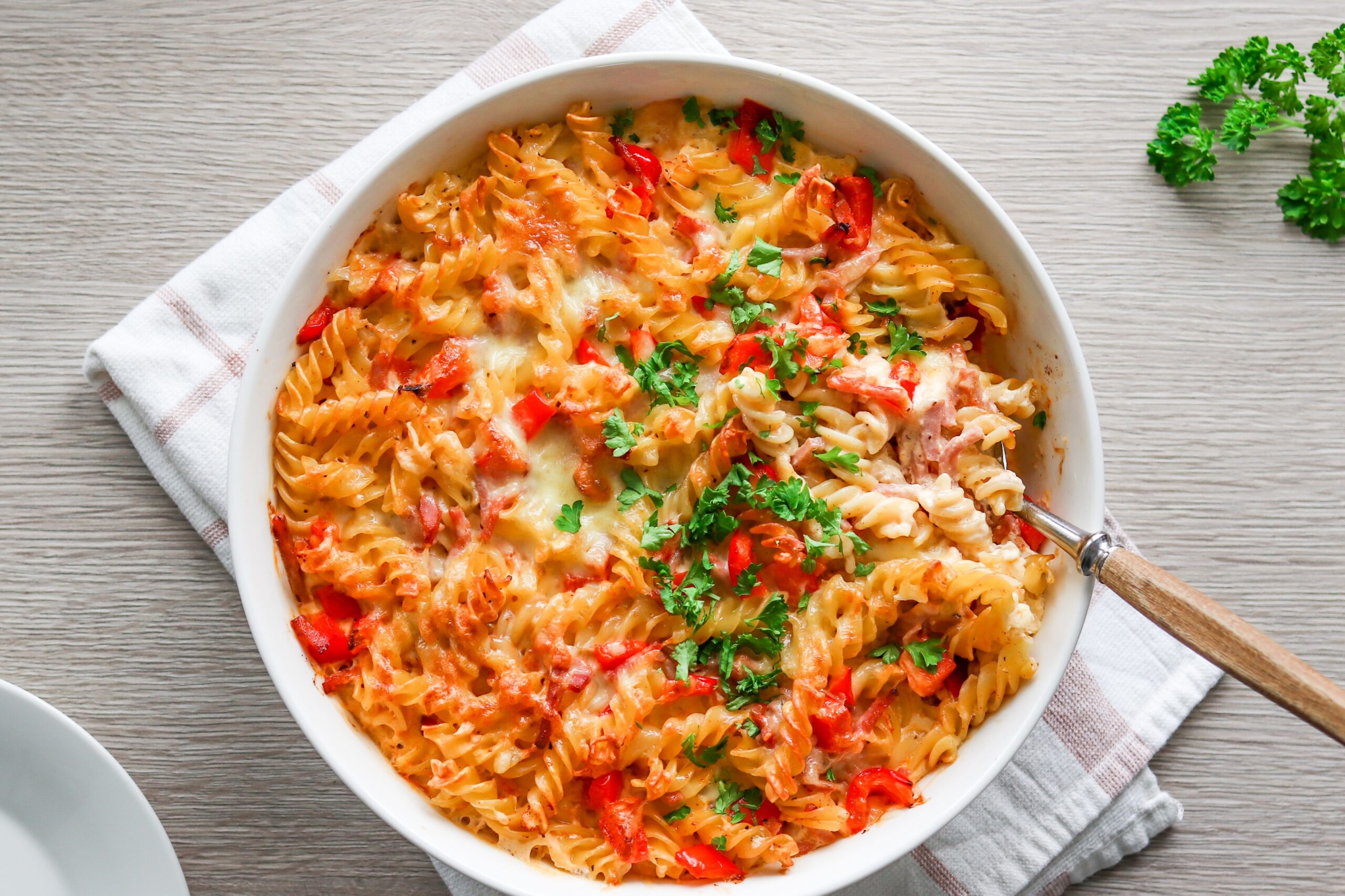 Kinkkupasta uunissa paistamisen jälkeen persiljalla koristeltuna.