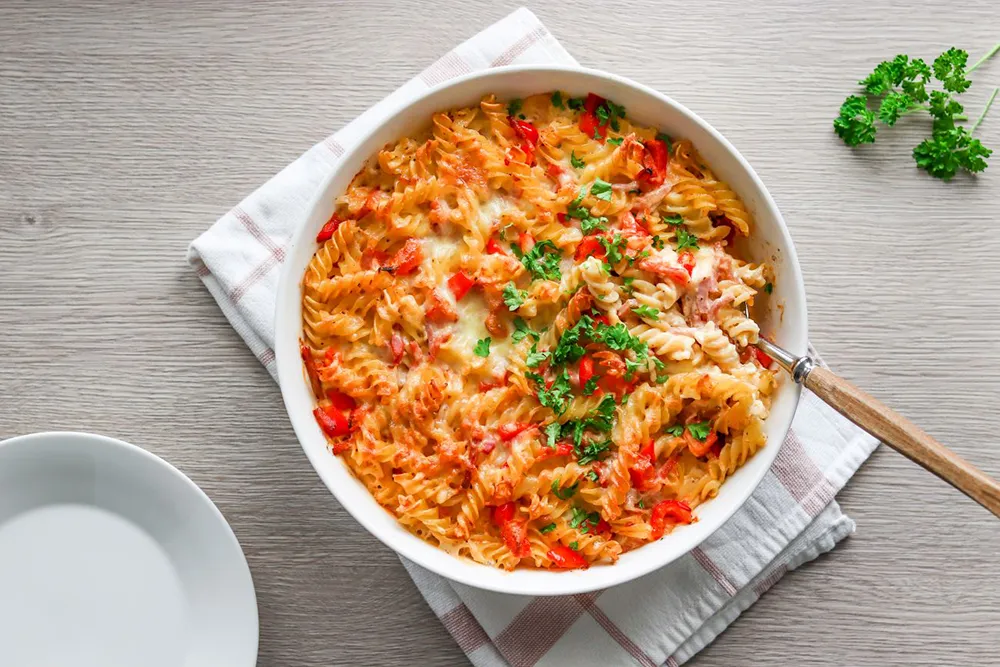 Kinkkupasta uunissa paistamisen jälkeen persiljalla koristeltuna.