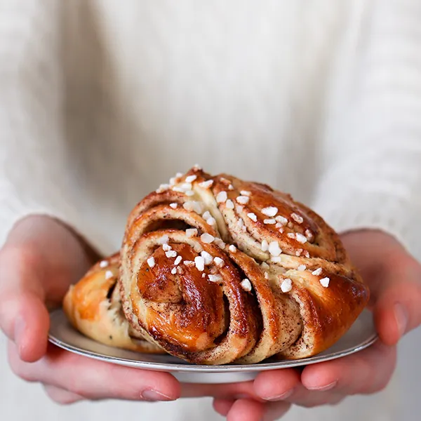 Korvapuustit, jotka on kohotettu kuivahiivalla.