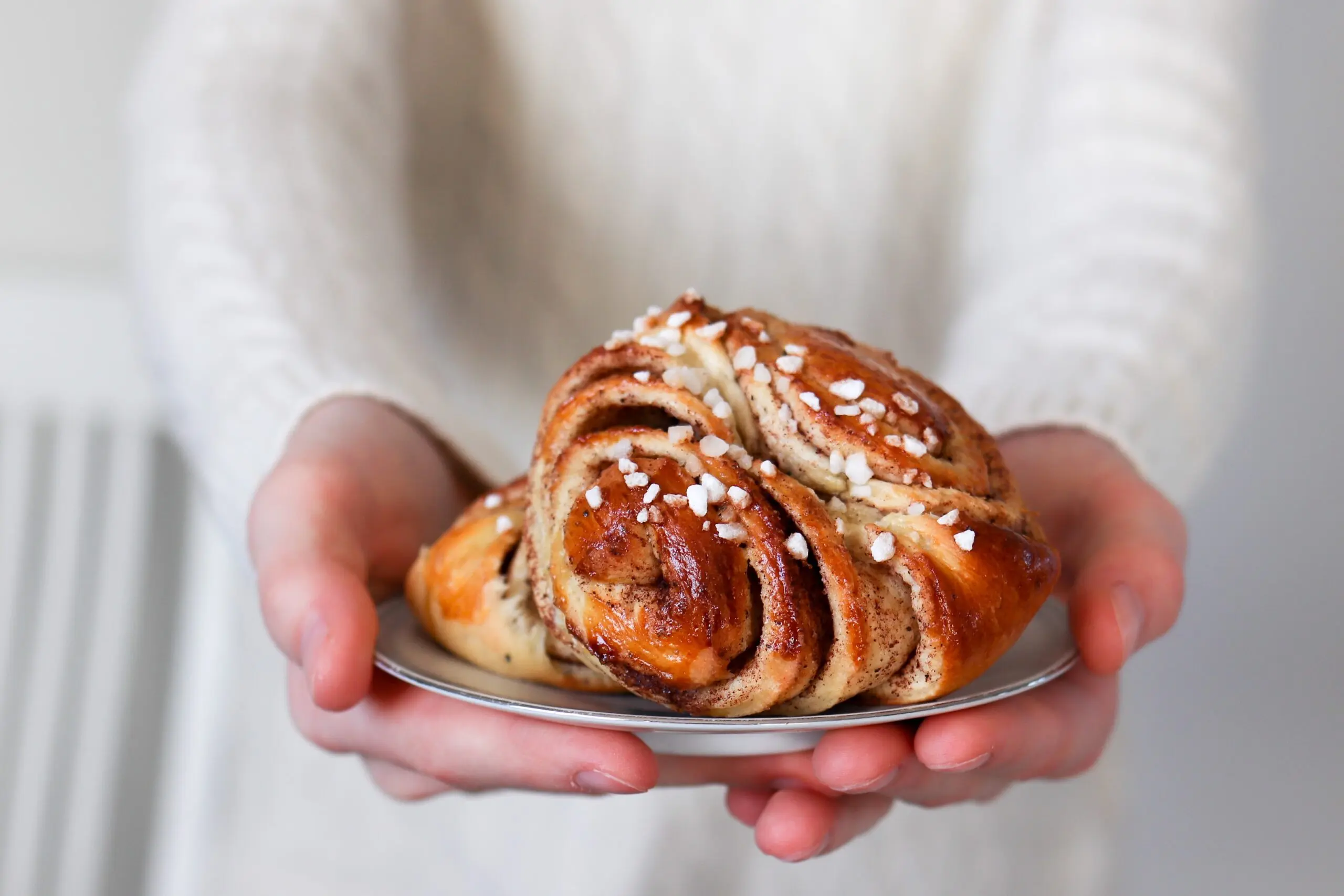 Korvapuustit lautasella.