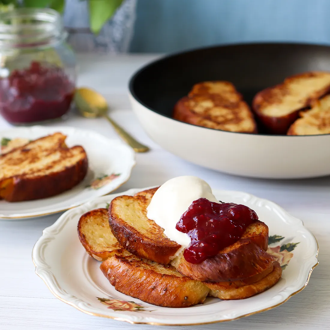 Köyhät ritarit lautasella paistamisen jälkeen.