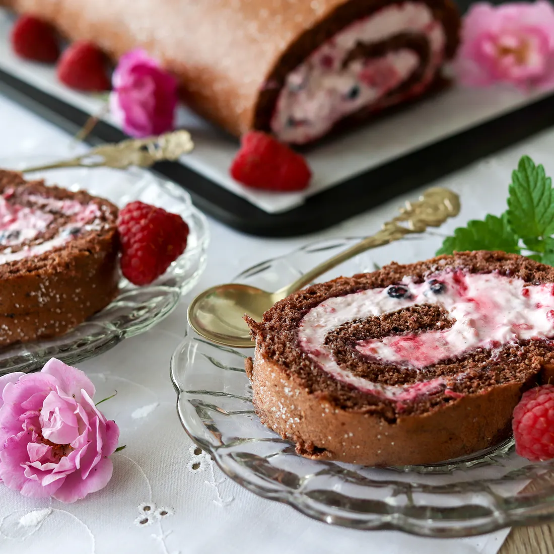 Kuningatarkääretorttu, jossa on täytteenä vadelmaa ja mustikkaa.