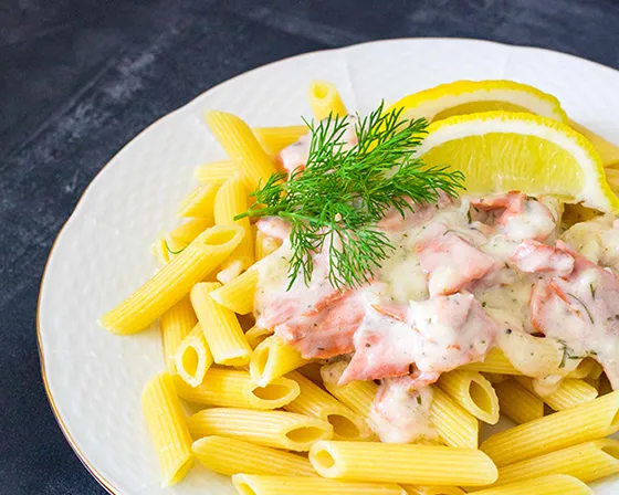 Kylmäsavulohipasta penne-muotoisen pastan kanssa.