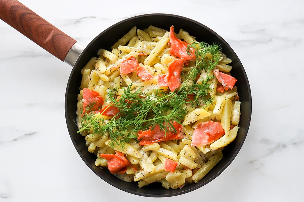 Kylmäsavulohikiusaus ja tuoretta tilliä paistinpannulla.