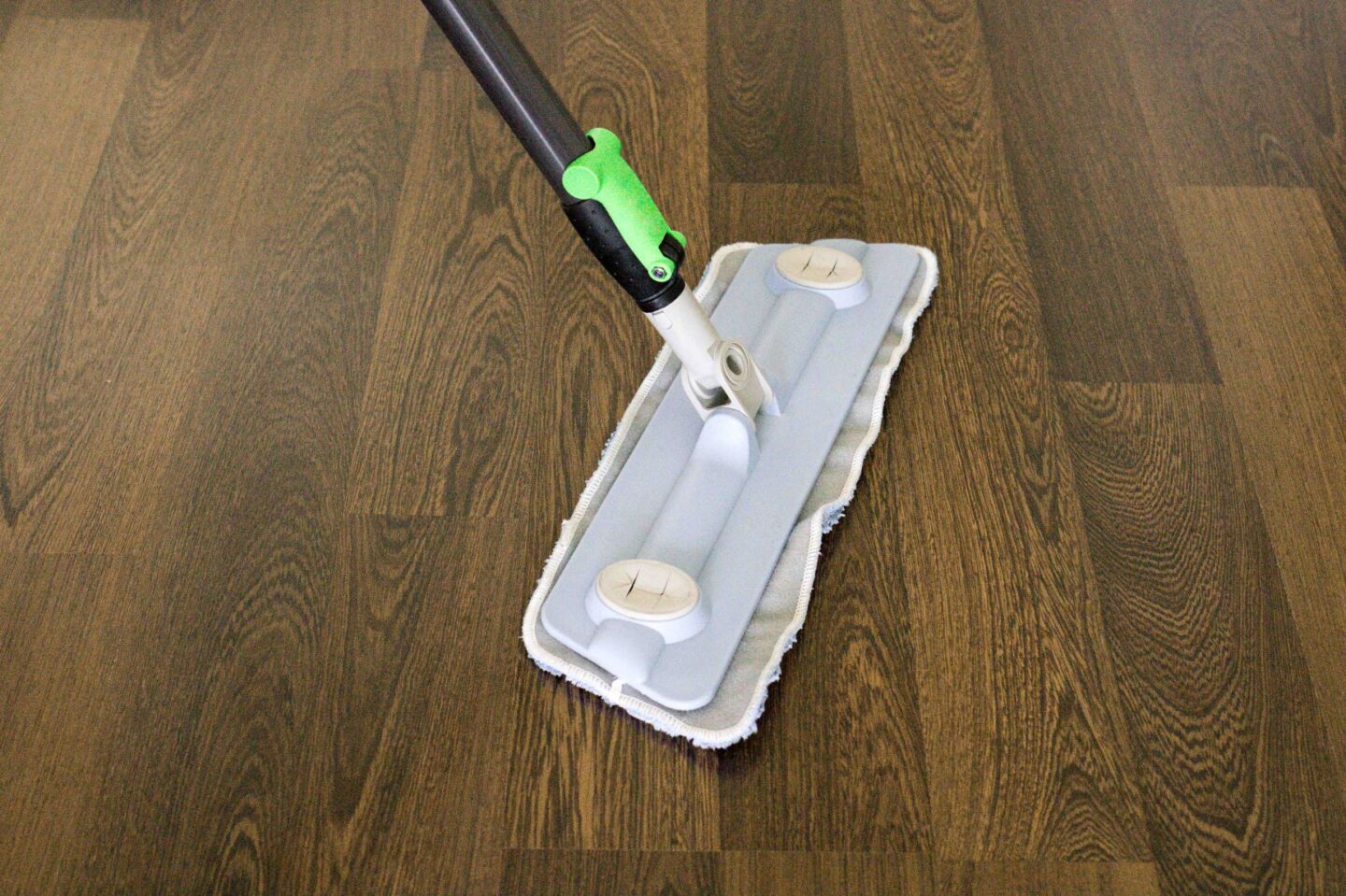 Laminaattilattian pesu mopilla