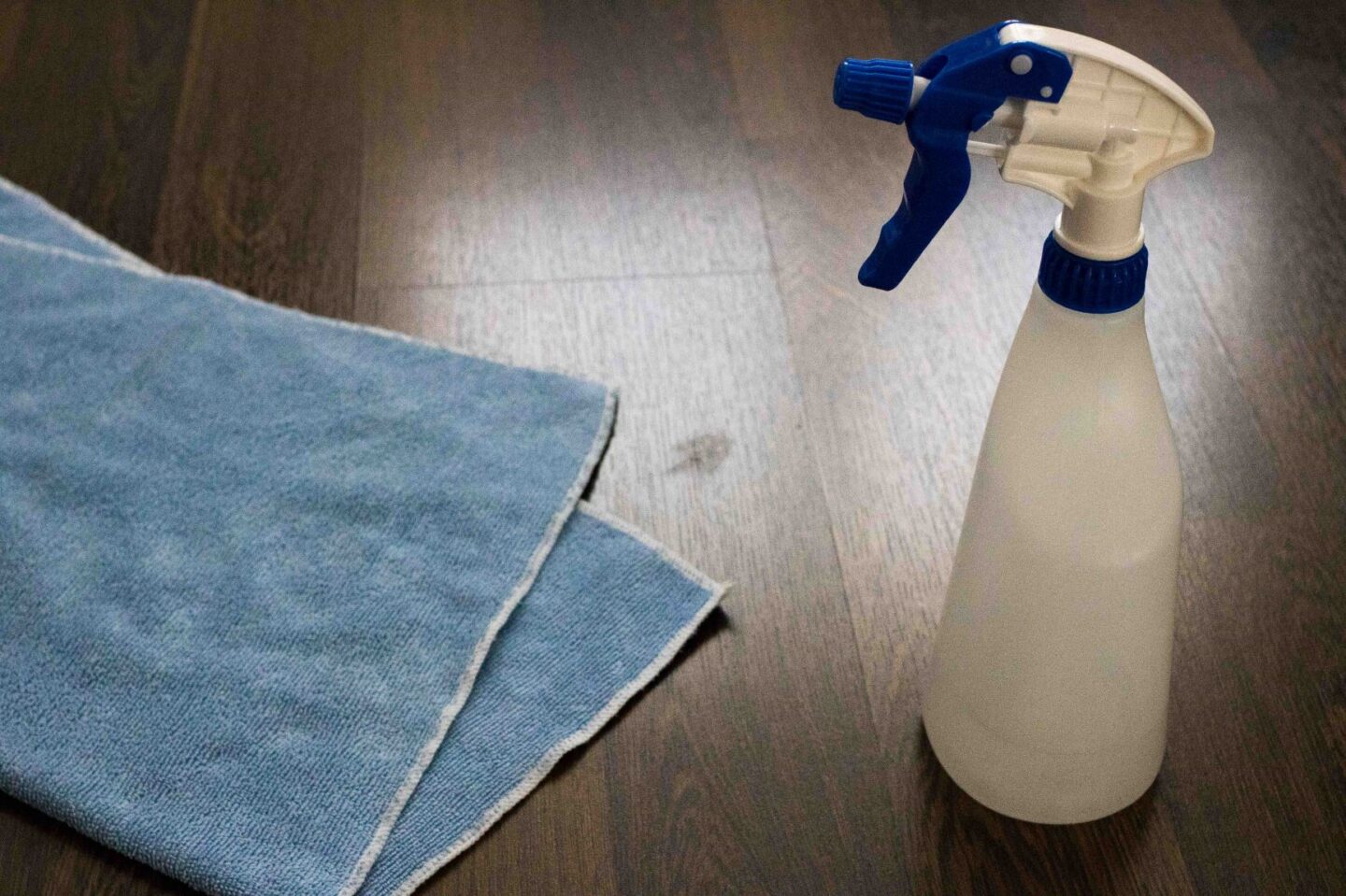 Tahran poistaminen laminaattilattiasta