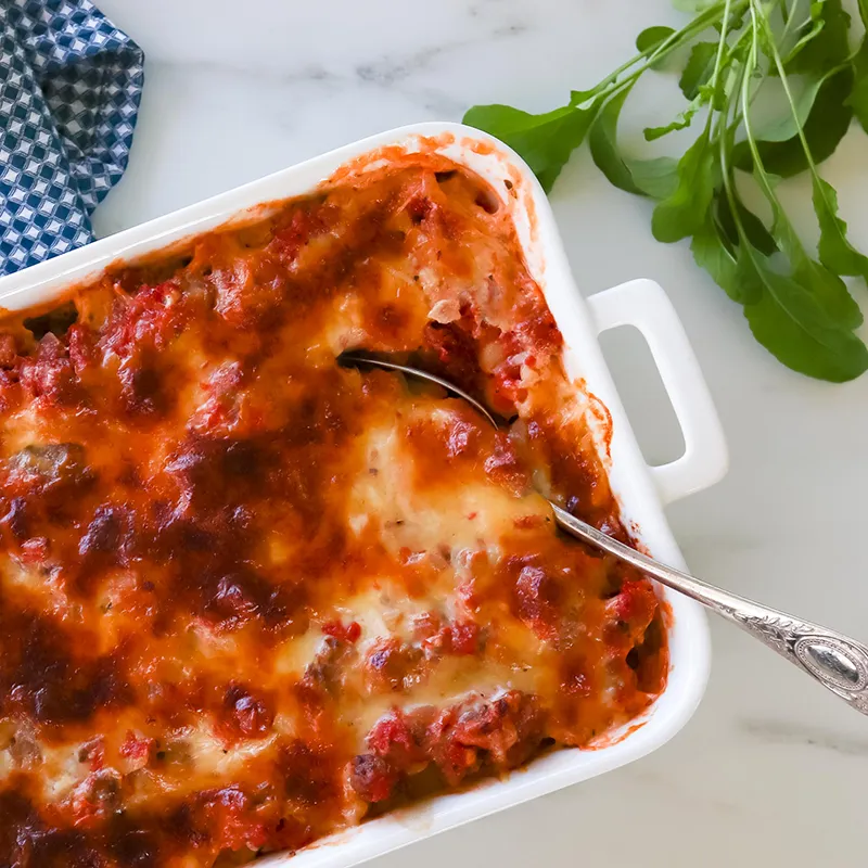 Lasagnette valkoisessa uunivuoassa.