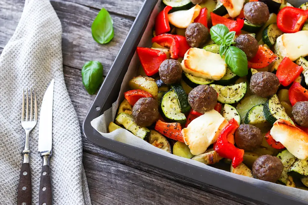 Lihapullapelti paistamisen jälkeen tuoreella basilikalla koristeltuna.