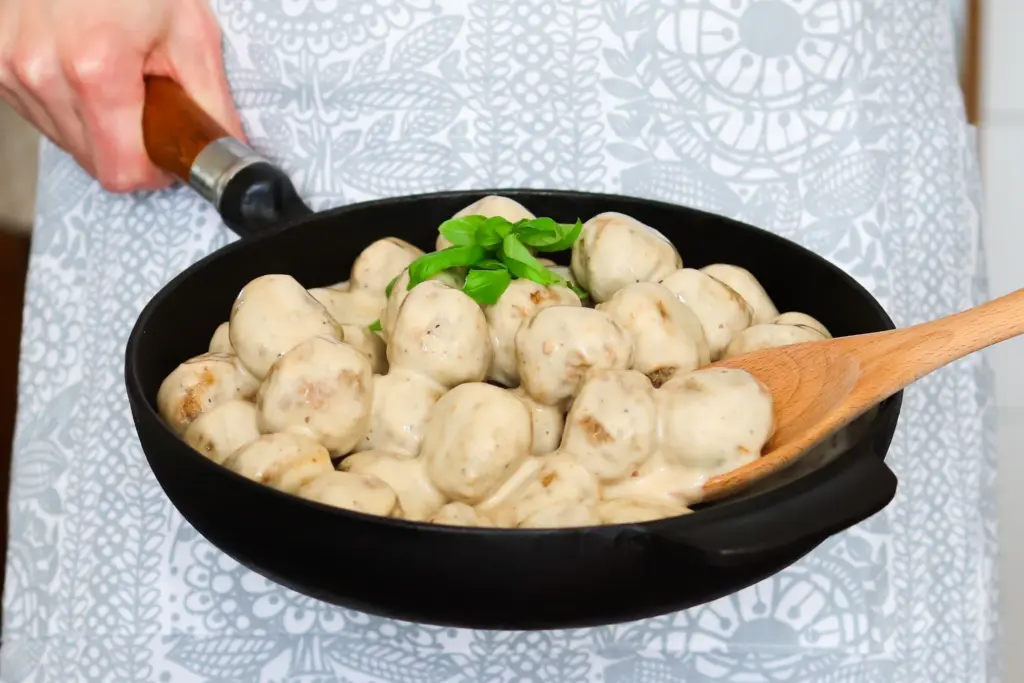 Lihapullat paistinpannulla kermakastikkeessa.