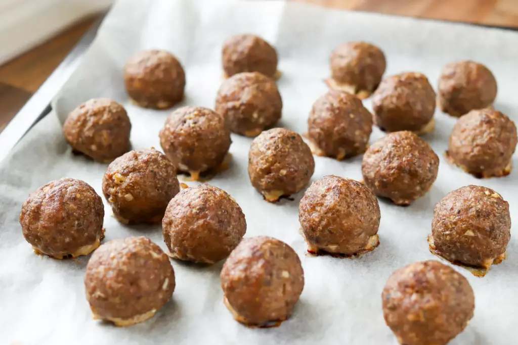 Lihapullat, jotka on uunissa paistettu.