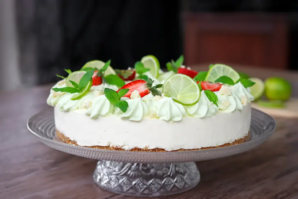 Limejuustokakku limecurdilla maustetulla kermavaahdolla koristeltuna.