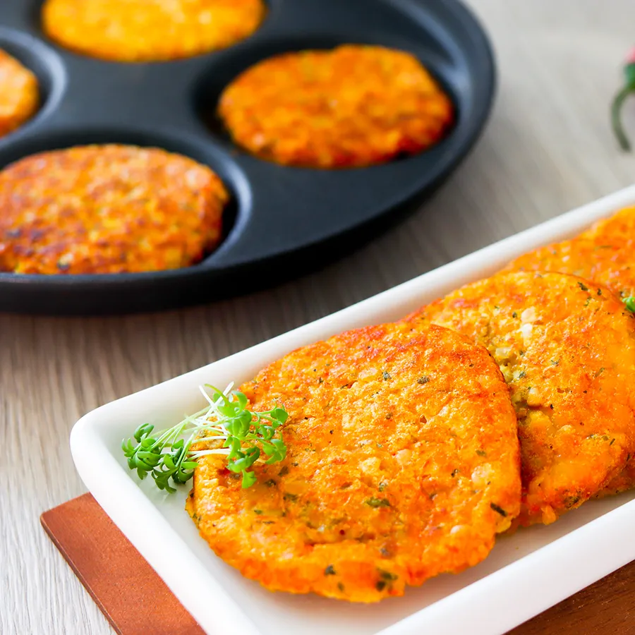 Linssipihvit pannulla ja tarjoiluastian päällä.