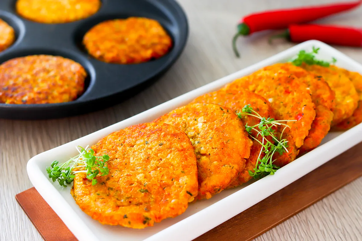 Linssipihvit vierekkäin valkoisella neliskulmaisella vadilla.