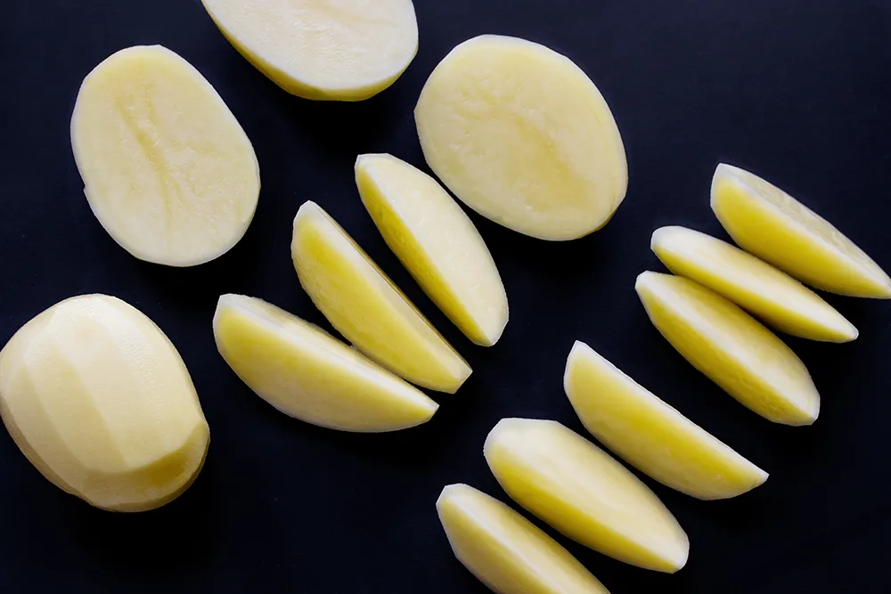 Lohkoperunoiden leikkaaminen tehdään näin.