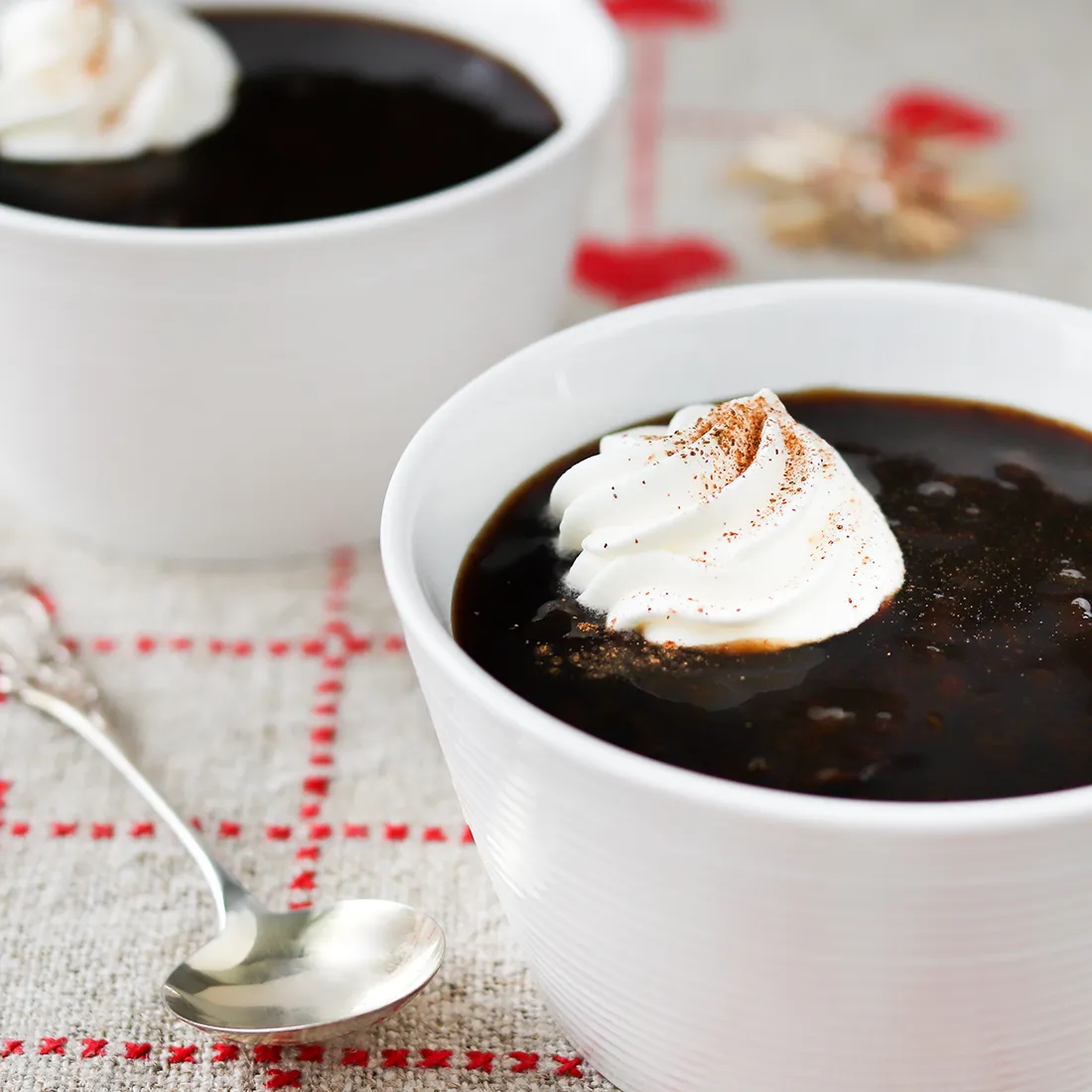 Luumukiisseli, jonka päälle on pursotettu kermavaahtoa.