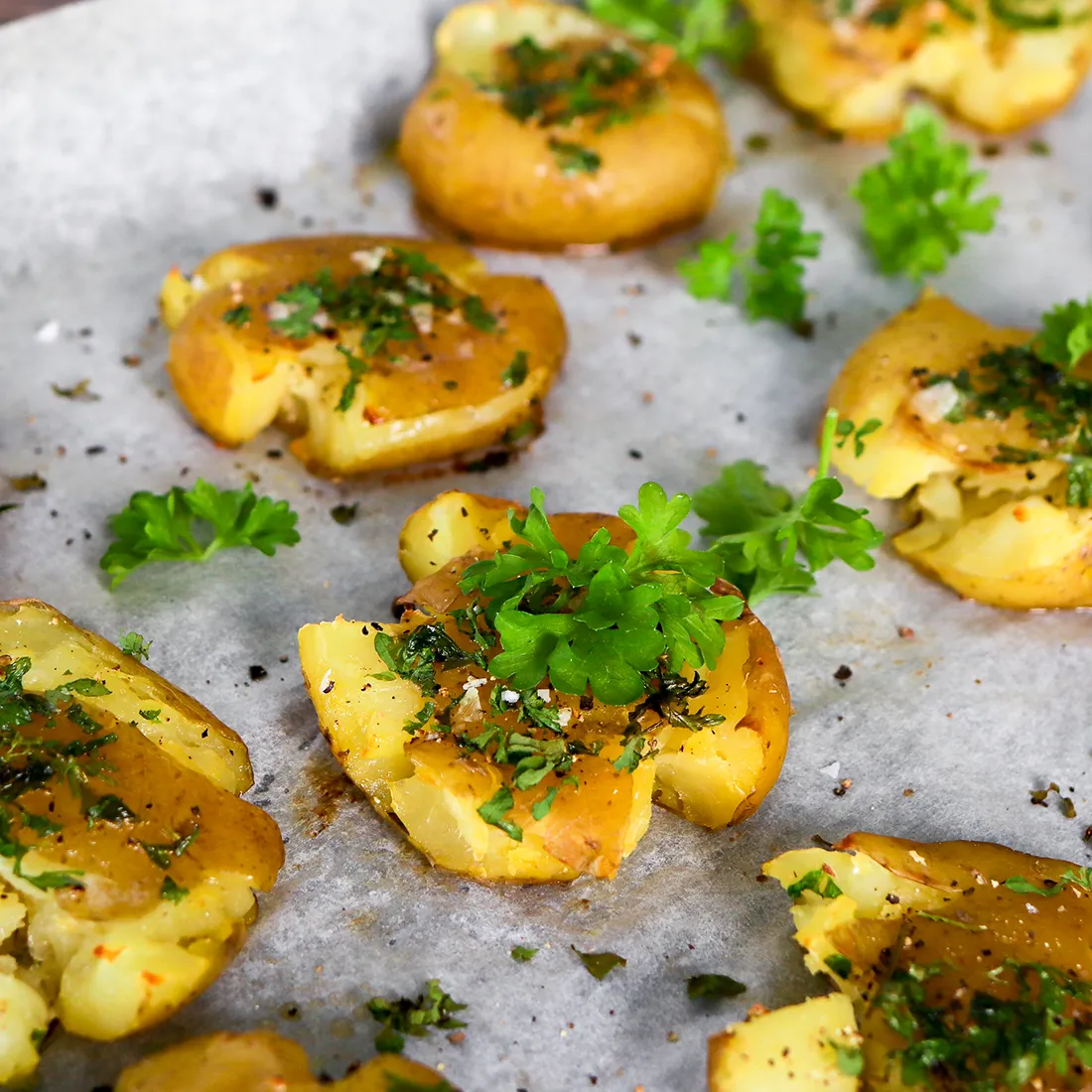 Lyttyperunat pellilä tuoreella persiljalla maustettuna.