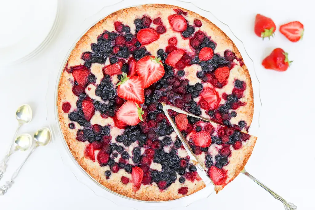 Maidoton marjapiirakka, jonka päällä on erilaisia marjoja.