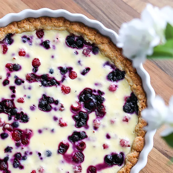 Mamman marjapiirakka pöydällä.