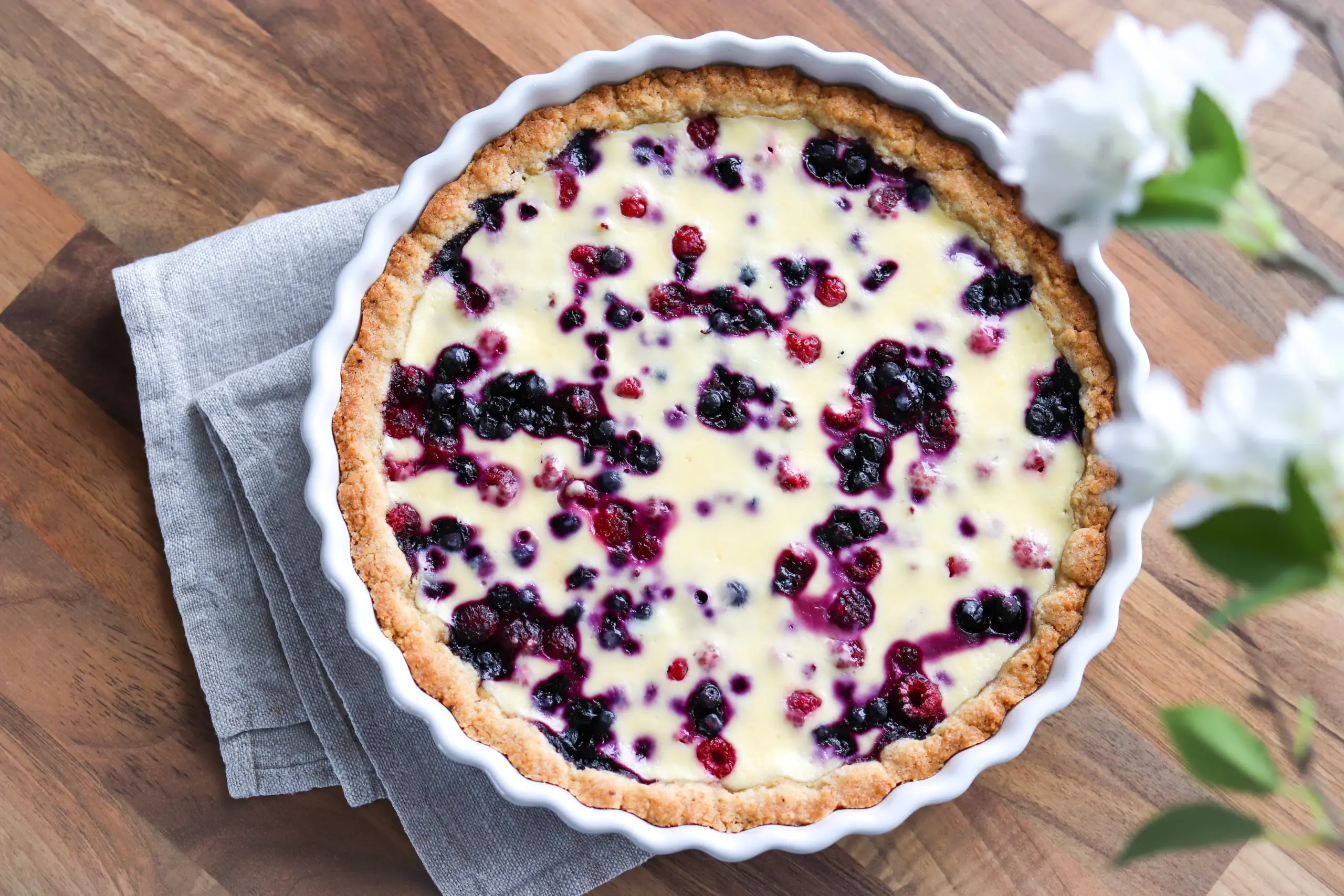 Mamman marjapiirakka, jossa on täytteenä mustikoita ja vadelmia.