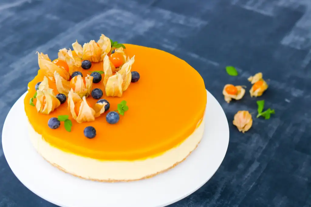 Appelsiini-mangojuustokakku hyydytetään ilman liivatetta.