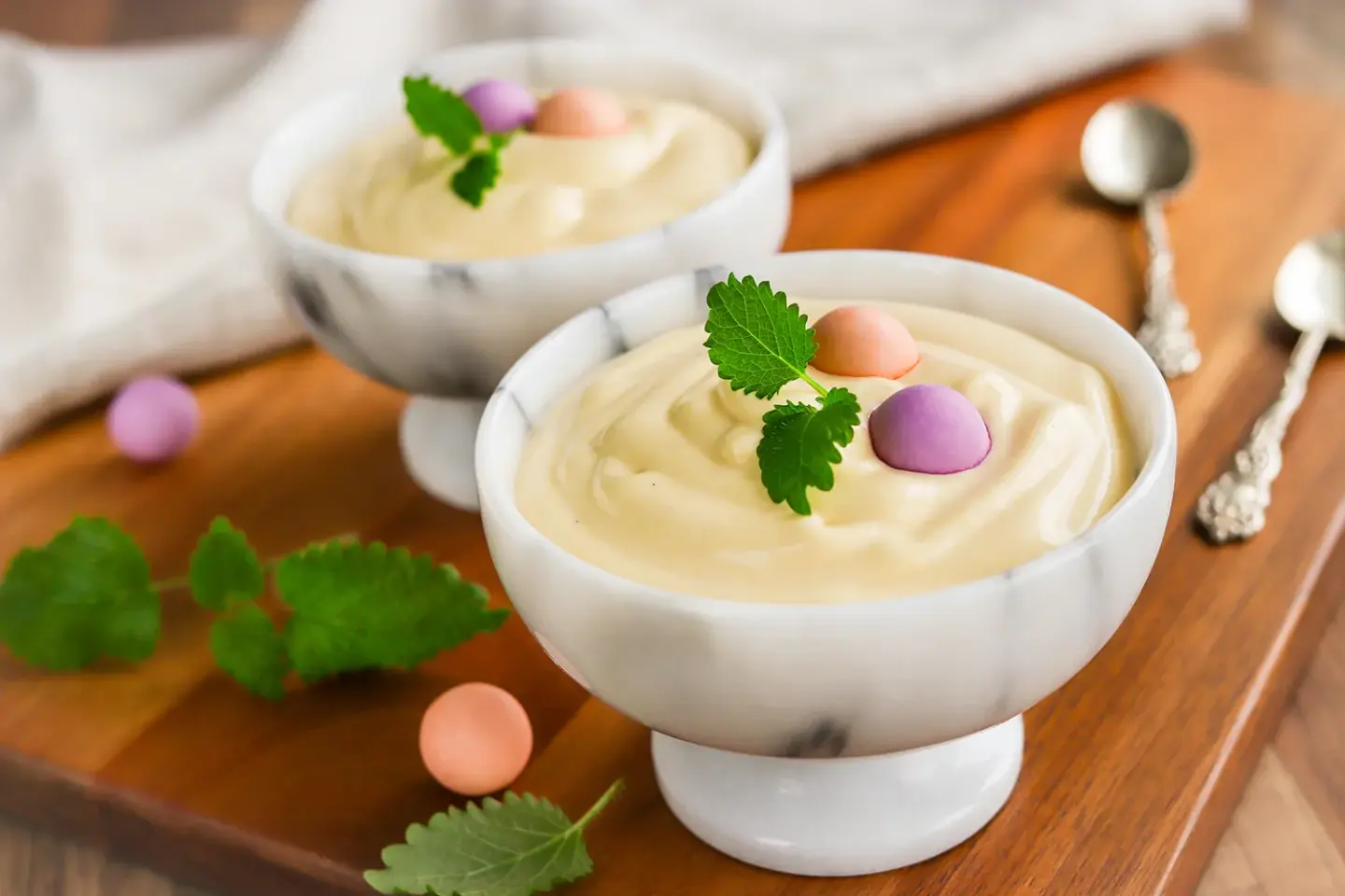 Mangorahka marmorikulhoissa pastellinsävyisillä rakeilla koristeltuna.