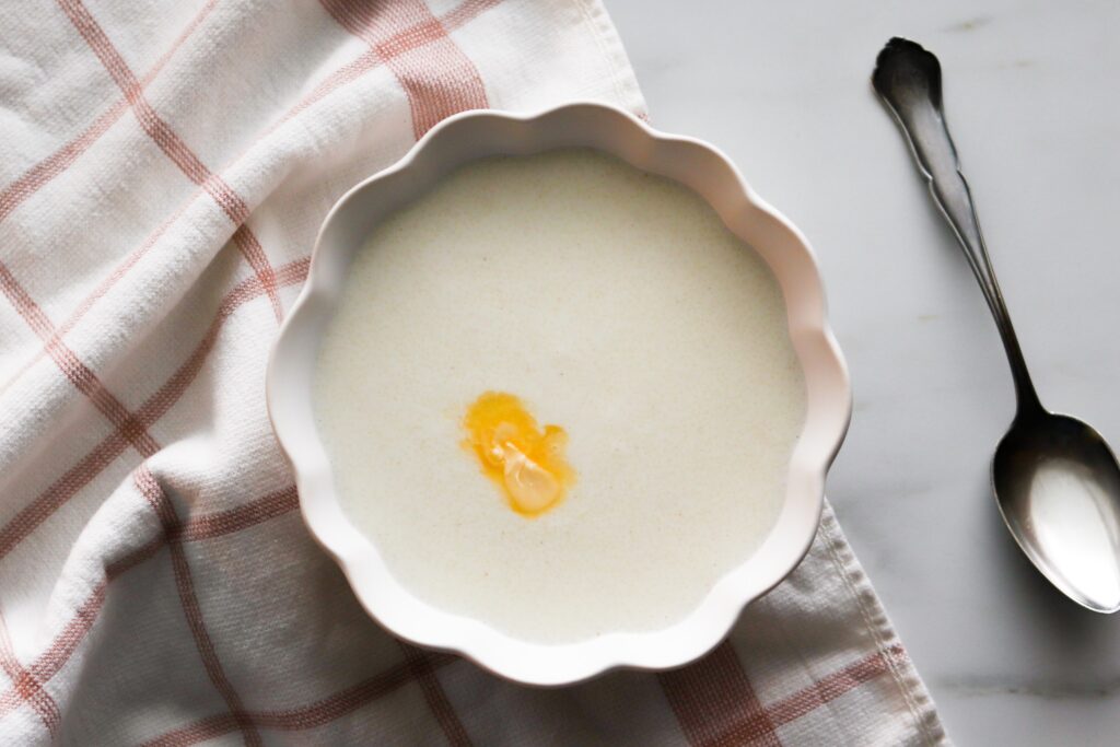 Mannavelli voisilmällä valkoisessa kulhossa