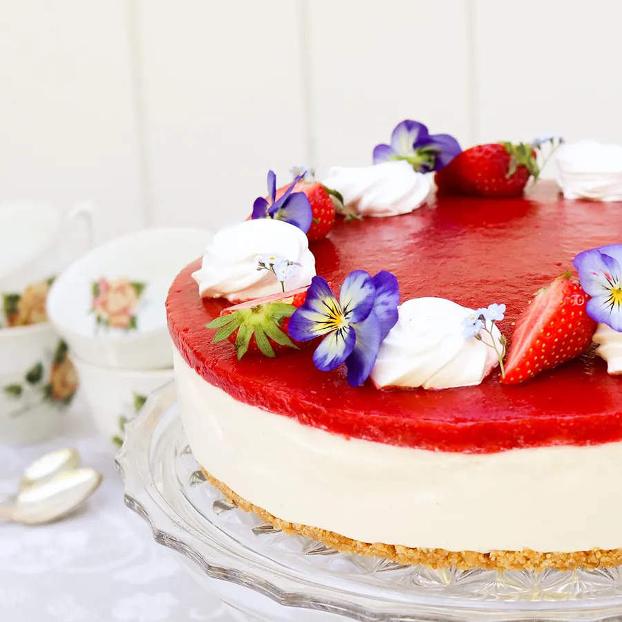 Mansikkajuustokakku kesäisesti koristeltuna.