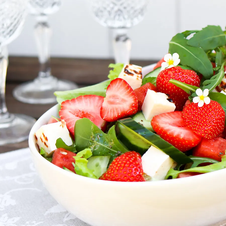 Mansikkasalaatti leipäjuuston kera.