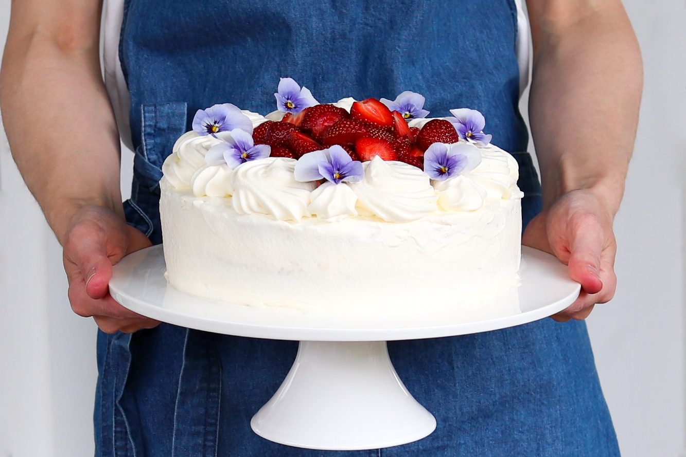 Mansikkatäytekakku, jonka täyte on tehty kermasta ja mansikoista