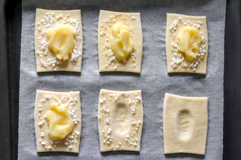 Mansikkaviinereiden muotoilu voitaikinasta