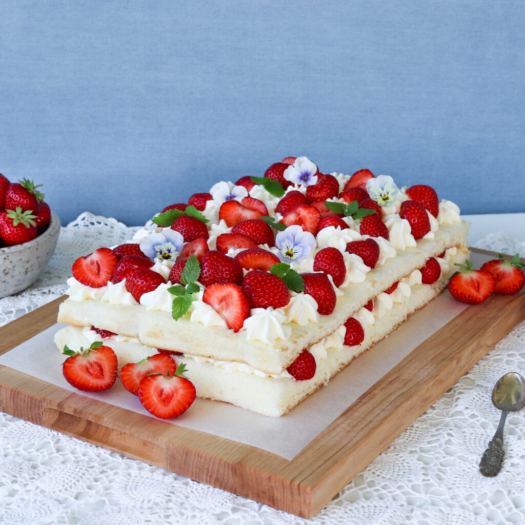 Helppo mansikkakakku kääretorttulevystä