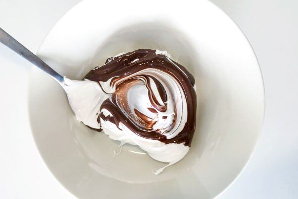 Suklaan sekoittaminen marenkiin