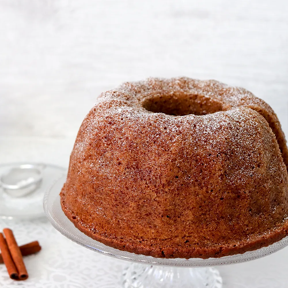 Maustekakku lasisen kakkulautasen päällä.