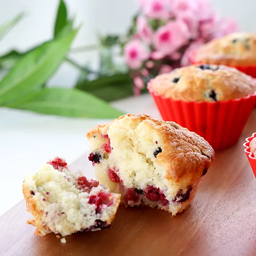 Gluteenittomat muffinssit, joista yksi on halkaistu.