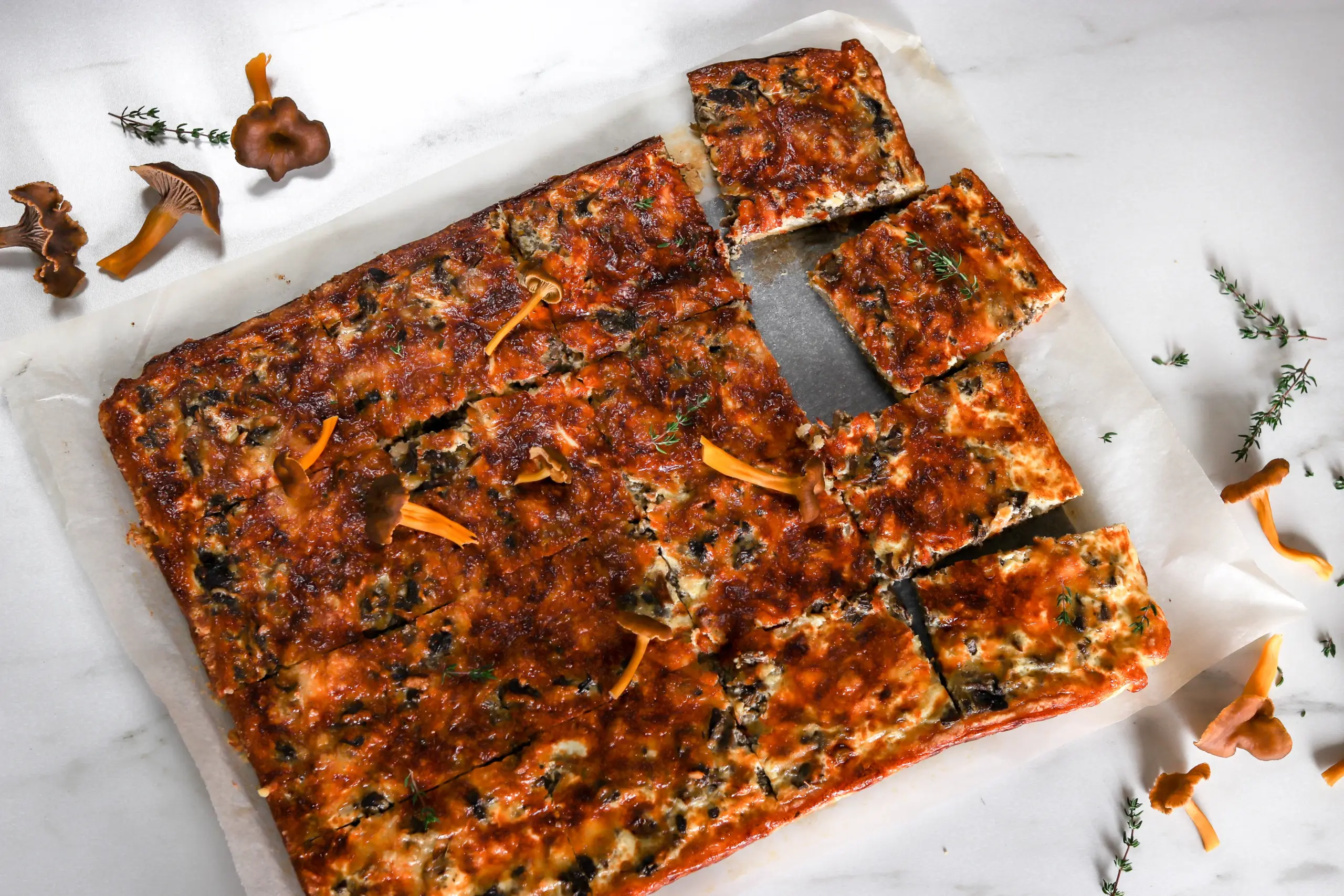 Pellillinen suppilovahveropiirakkaa isoiksi paloiksi leikattuna.