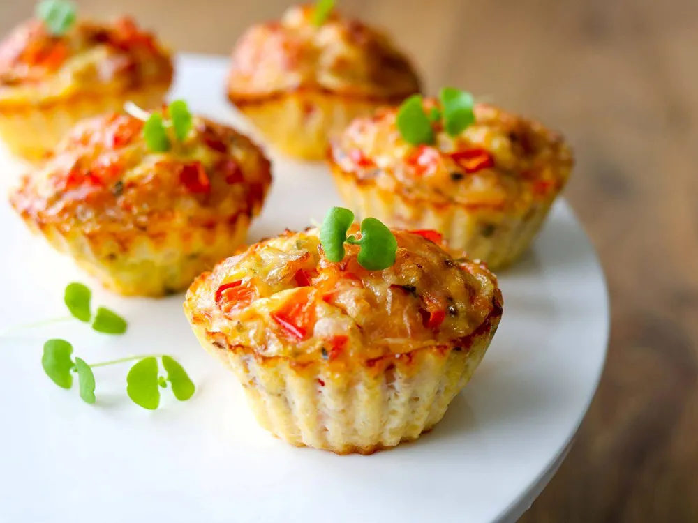Munakasmuffinit tarjoilulautasella.