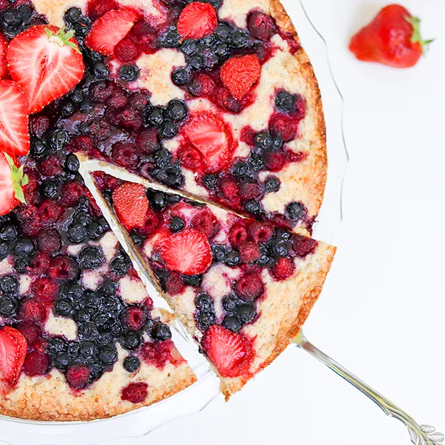 Munaton ja maidoton marjapiirakka mansikoilla ja mustikoilla.