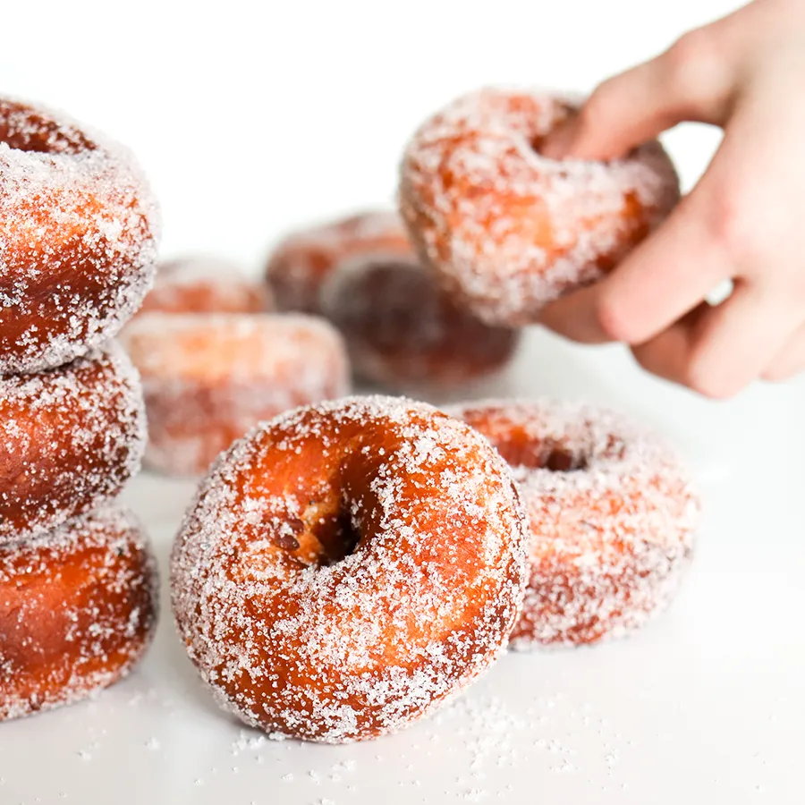 Vappumunkit valkoisella pöydällä.