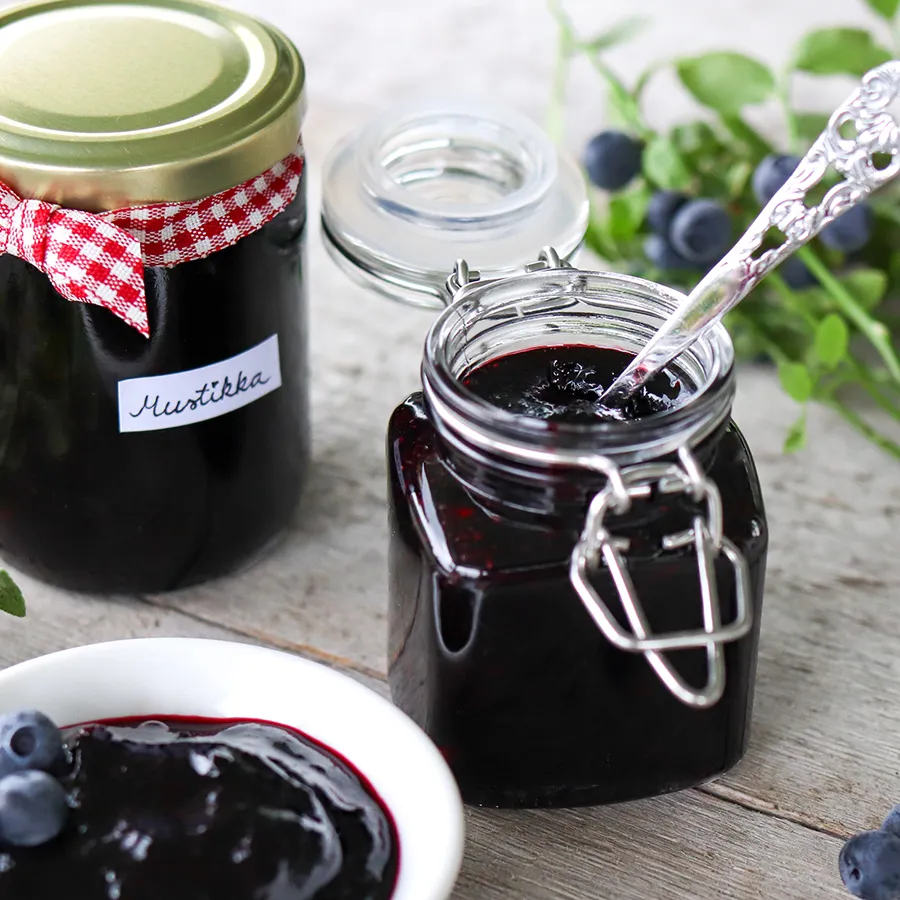 Mustikkahillo avatussa lasipurkissa.
