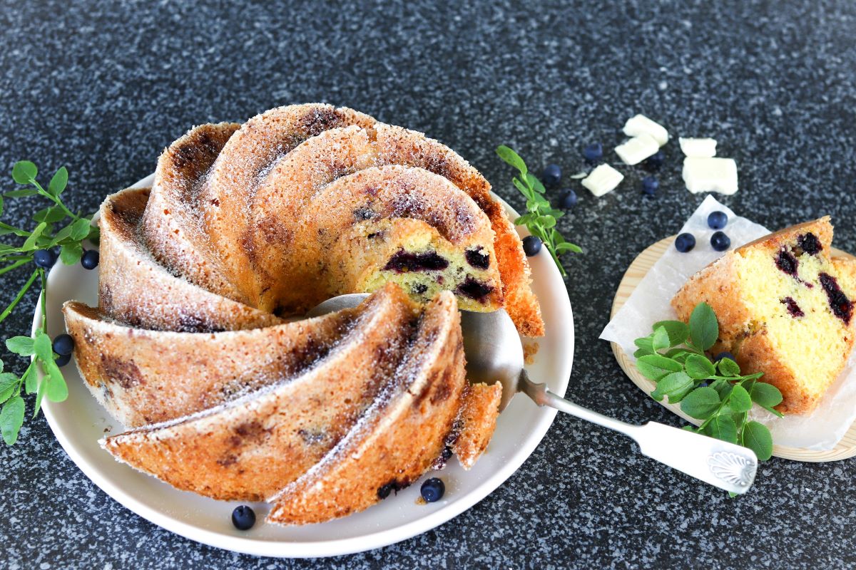 Mustikka-kahvikakku, josta on leikattu pala