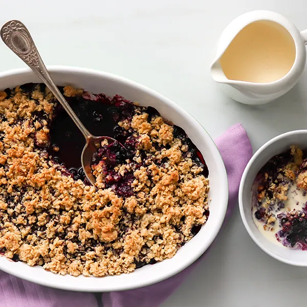 Mustikkapaistos ja vaniljakastiketta.