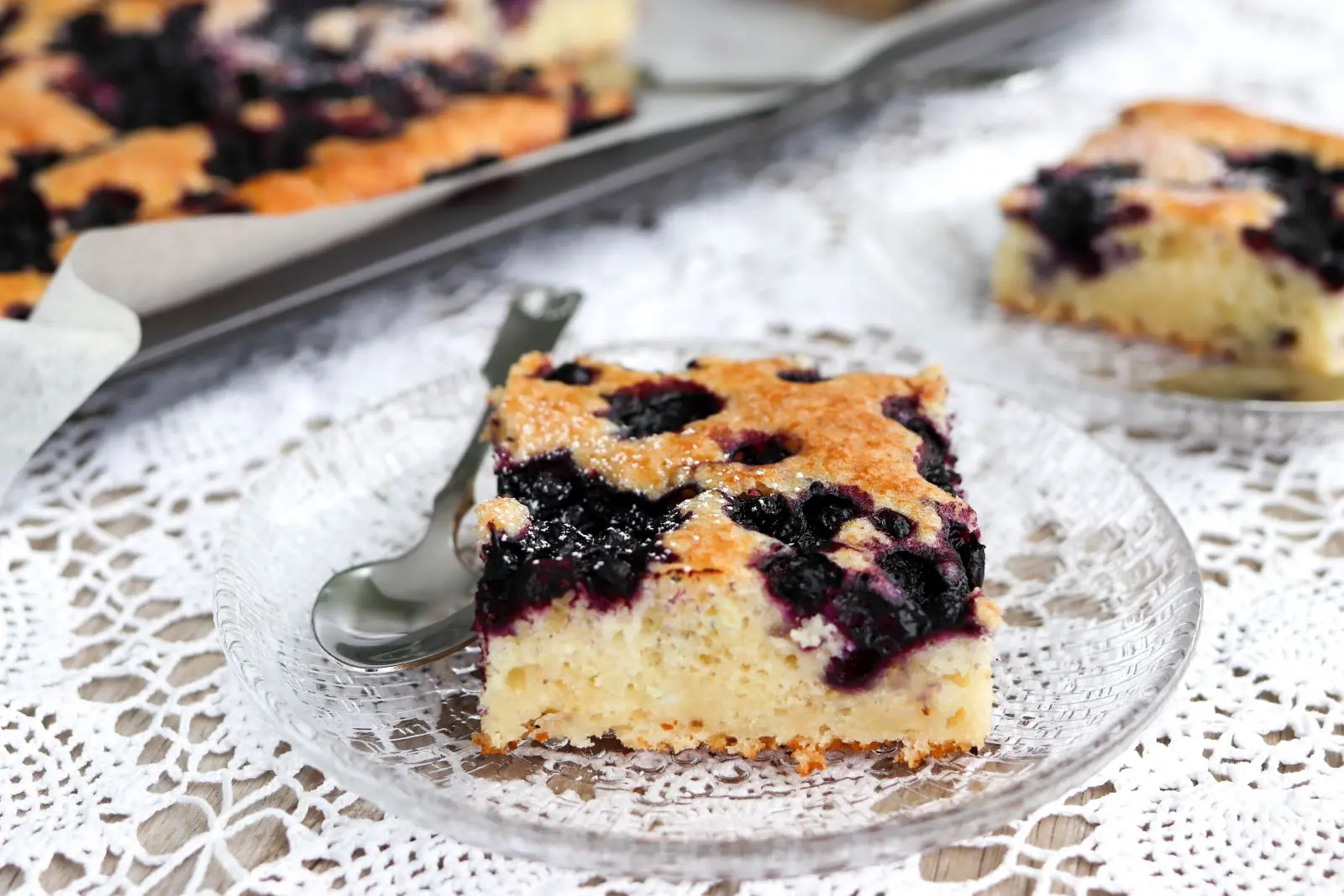 Helppo mustikkapiirakka pelliltä lautaselle nostettuna.