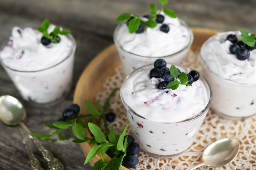 Mustikkarahka pieniin lasikulhoihin annosteltuna