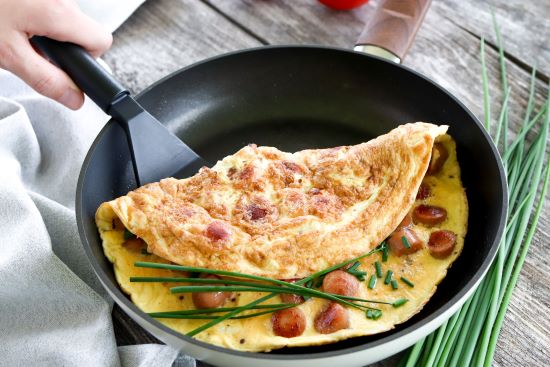 Nakkimunakas puolikuun muotoiseksi käännettynä