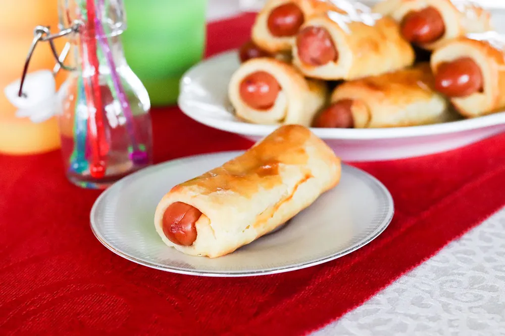 Nakkipiilot punaisen liinan päällä.