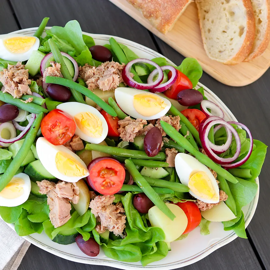 Nizzan salaatti leivän vierellä.