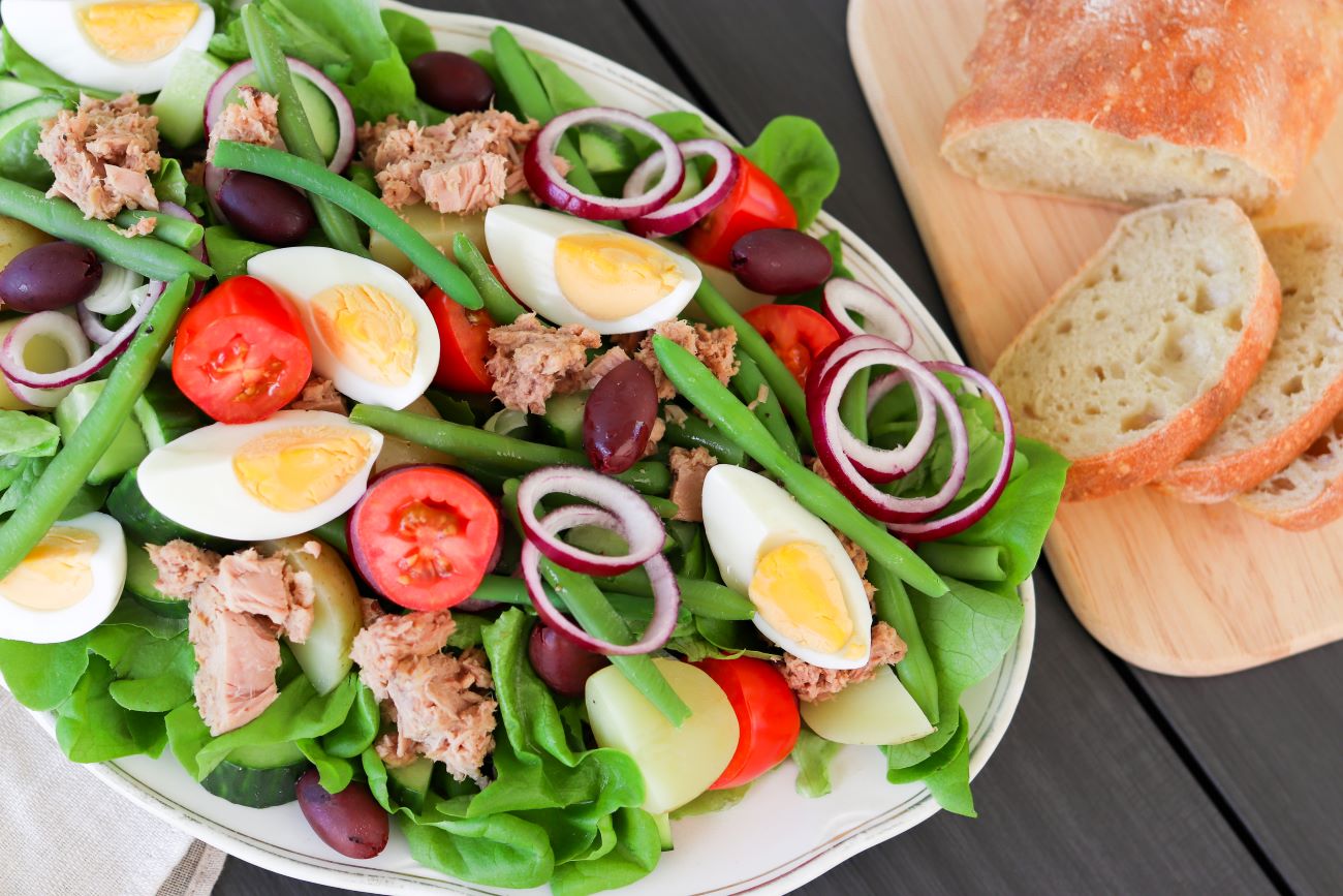 Nizzan salaattia ja tuoretta leipää