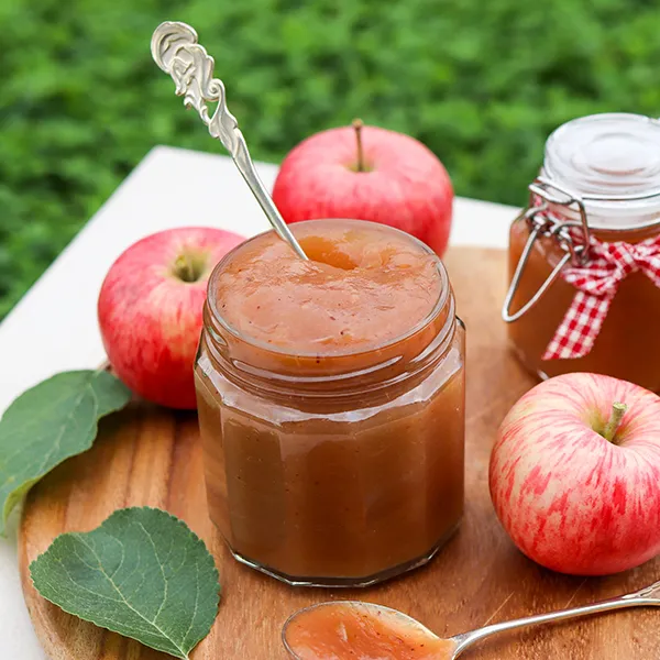 Omenahillo uunissa paistamisen jälkeen lasipurkissa.